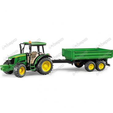 Tractor John Deere cu remorca